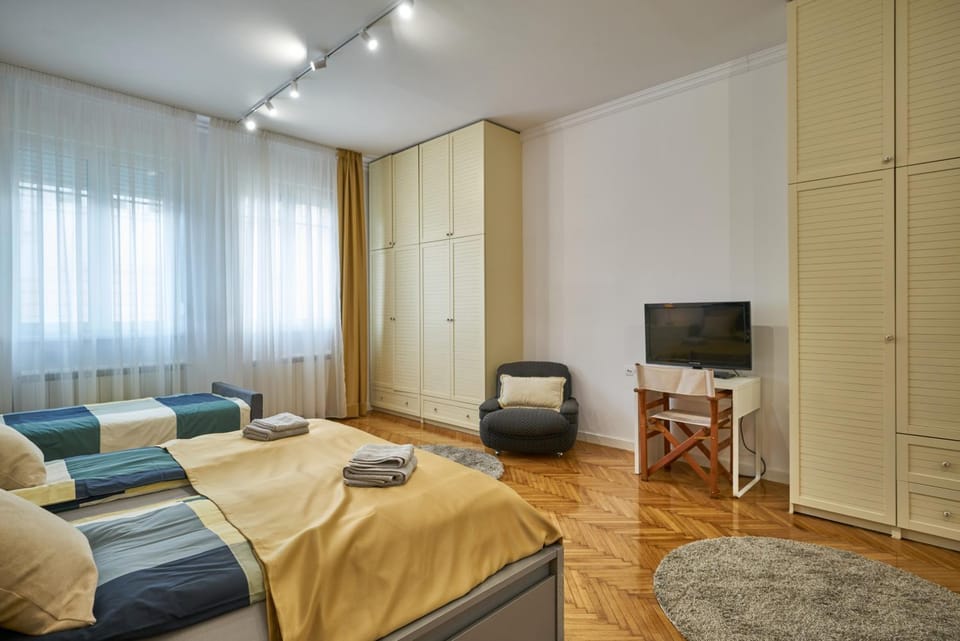 Bed, TV and multimedia, Photo of the whole room, Seating area, Bedroom, wardrobe