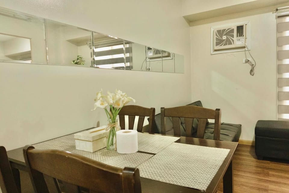 Chic Getaway Near Airport Apartment in Las Pinas