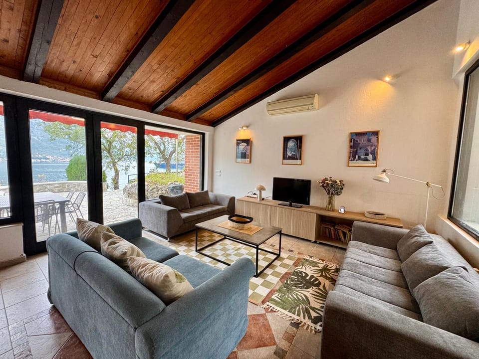 TV and multimedia, View (from property/room), Living room, Seating area, Sea view