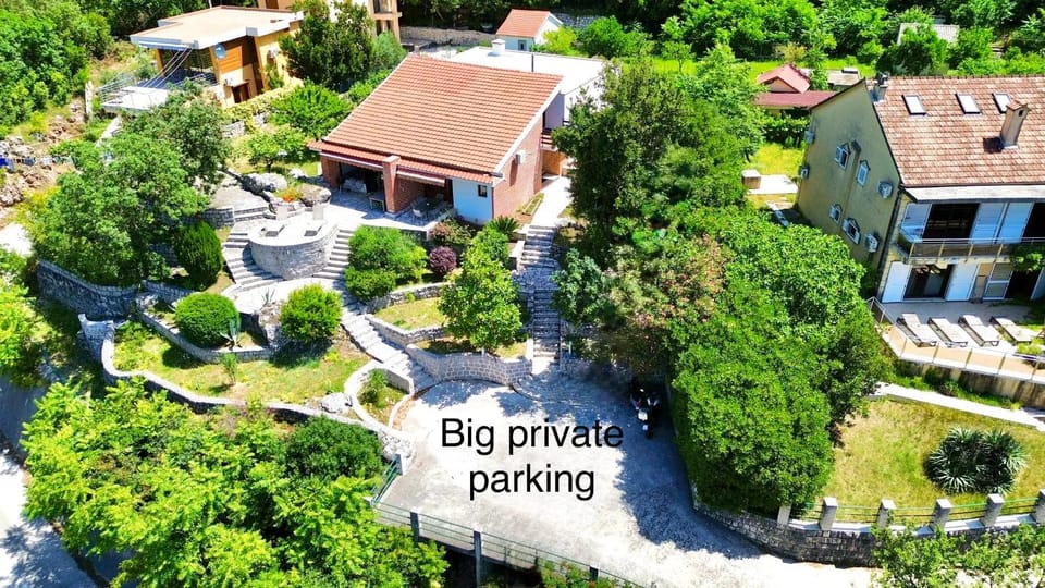 Property building, Day, Neighbourhood, Natural landscape, Bird's eye view, Garden, Parking