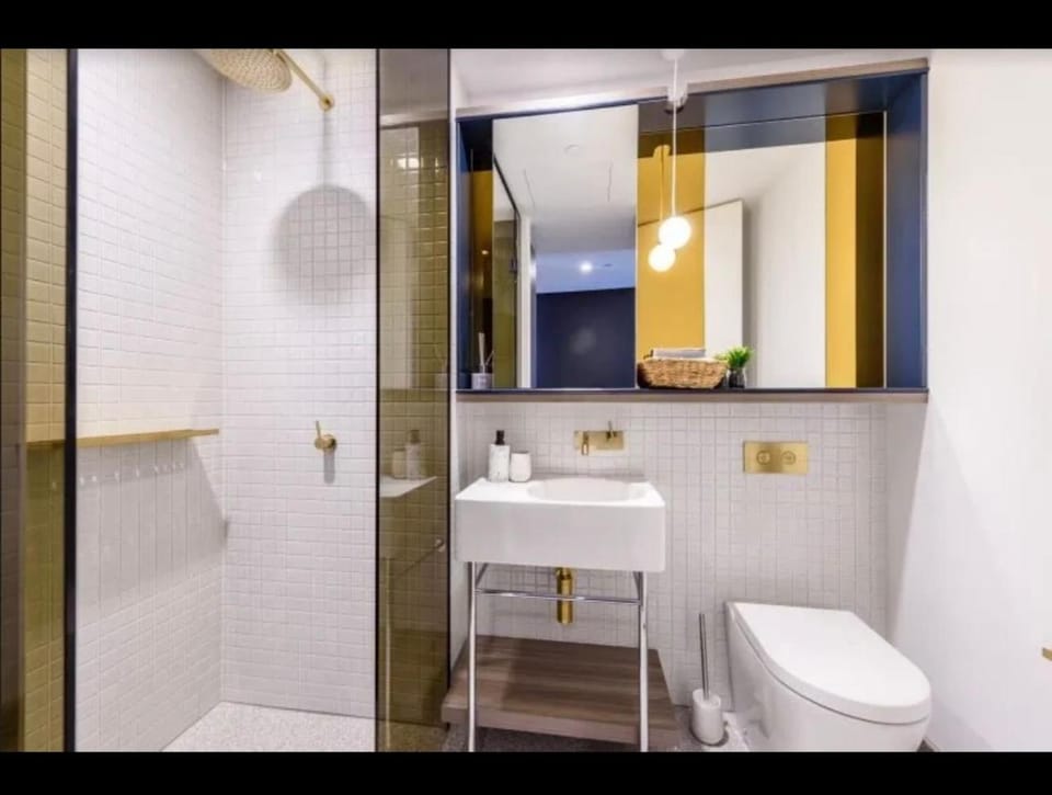 Shower, Toilet, Bathroom, towels