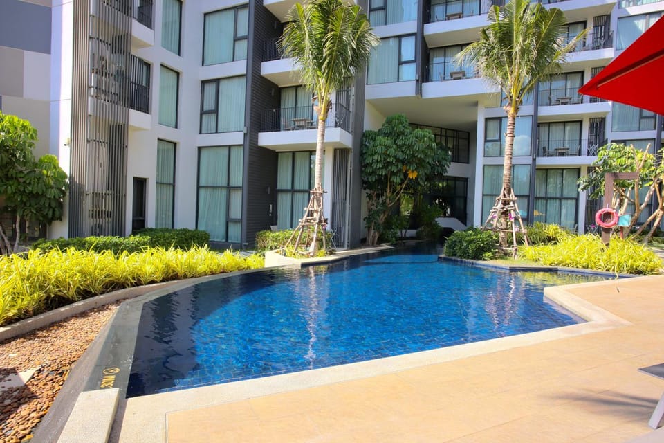 Property building, Swimming pool, sunbed
