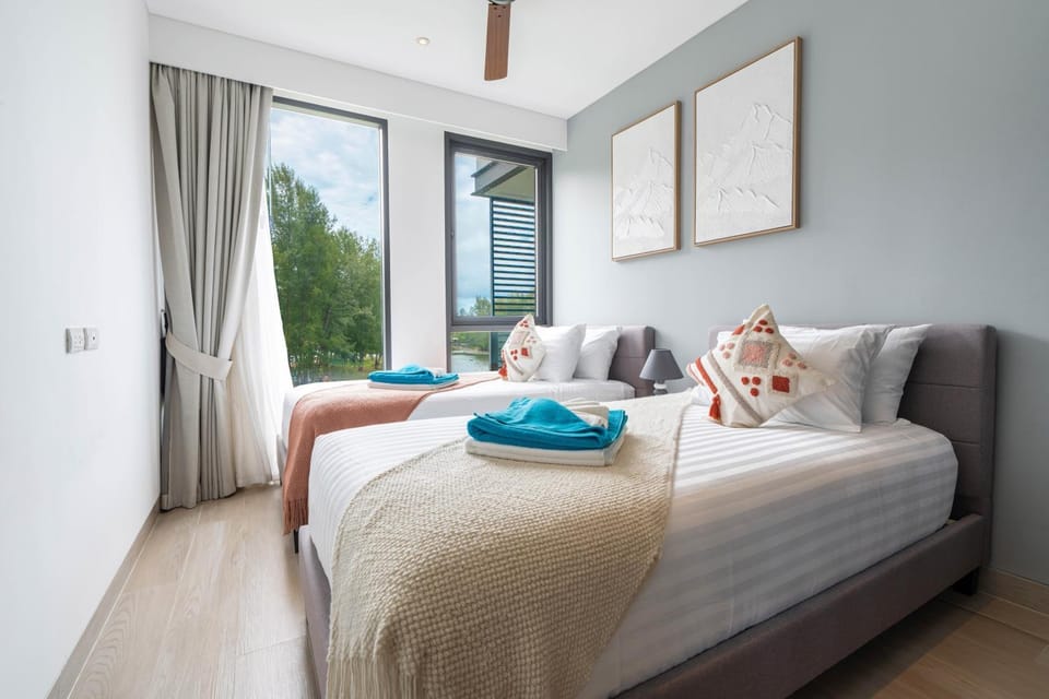 Bed, Bedroom, towels