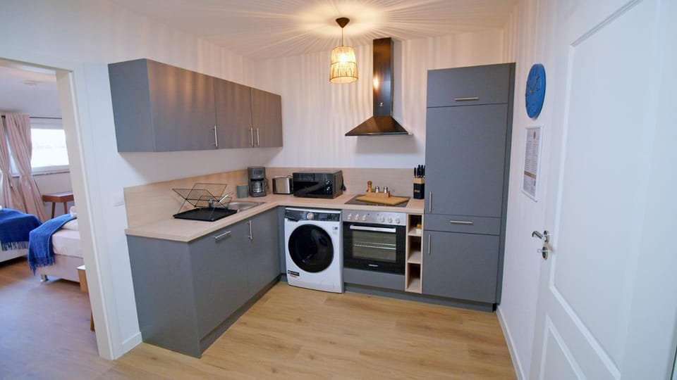 Coffee/tea facilities, Kitchen or kitchenette, dishwasher, microwave, oven, stove, toaster, washing machine, dryer, kitchen