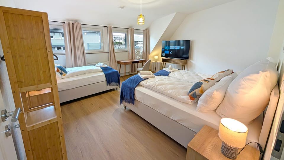 Bed, TV and multimedia, View (from property/room), Photo of the whole room, storage, towels, wardrobe