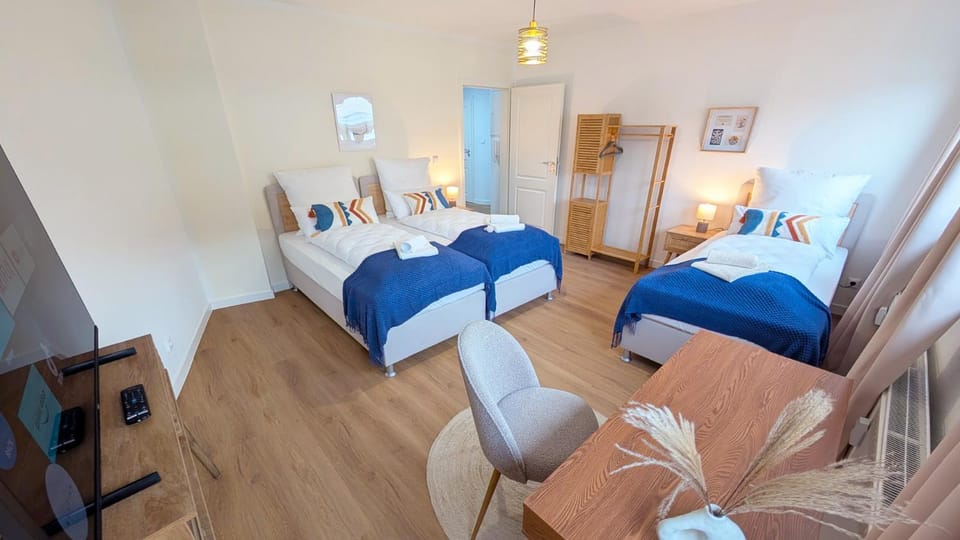 Bed, TV and multimedia, Photo of the whole room, Decorative detail, Bedroom, storage, towels, wardrobe