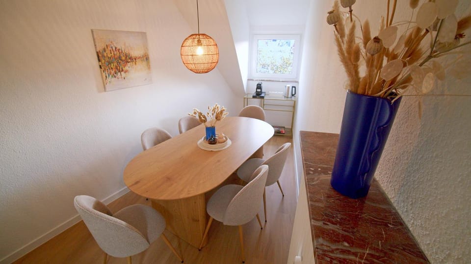 Coffee/tea facilities, Decorative detail, Seating area, Dining area, flat iron