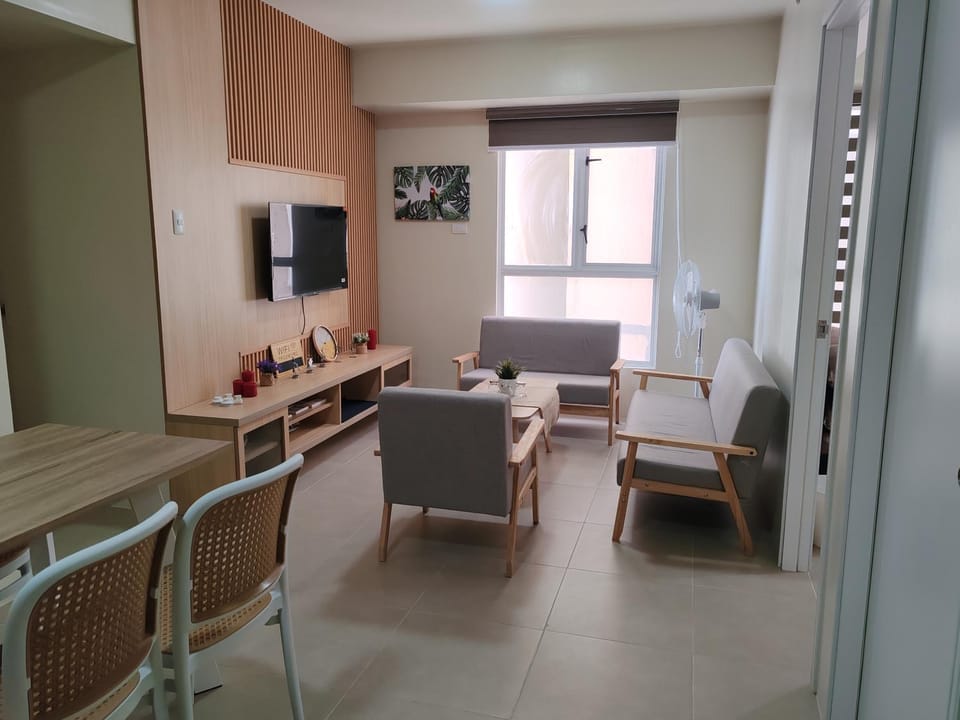 Chic Getaway in Sucat Apartment in Las Pinas