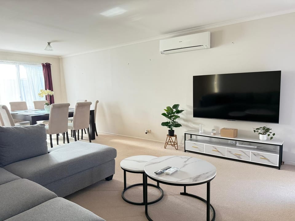 TV and multimedia, Living room, Seating area, Evening entertainment, air conditioner