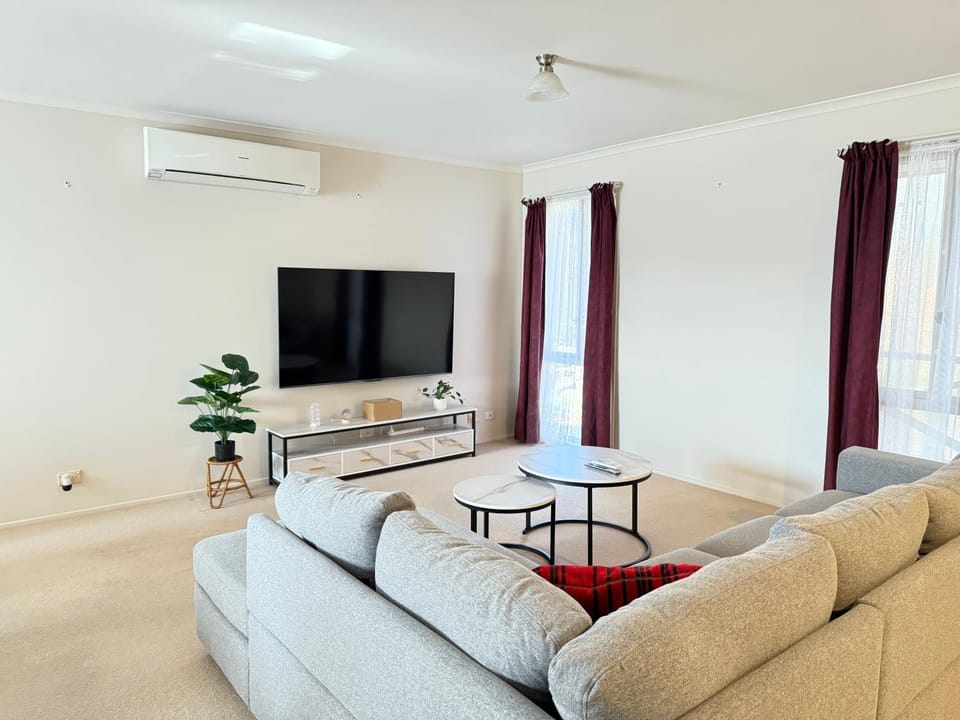 Communal lounge/ TV room, TV and multimedia, Living room, Seating area, Evening entertainment, air conditioner