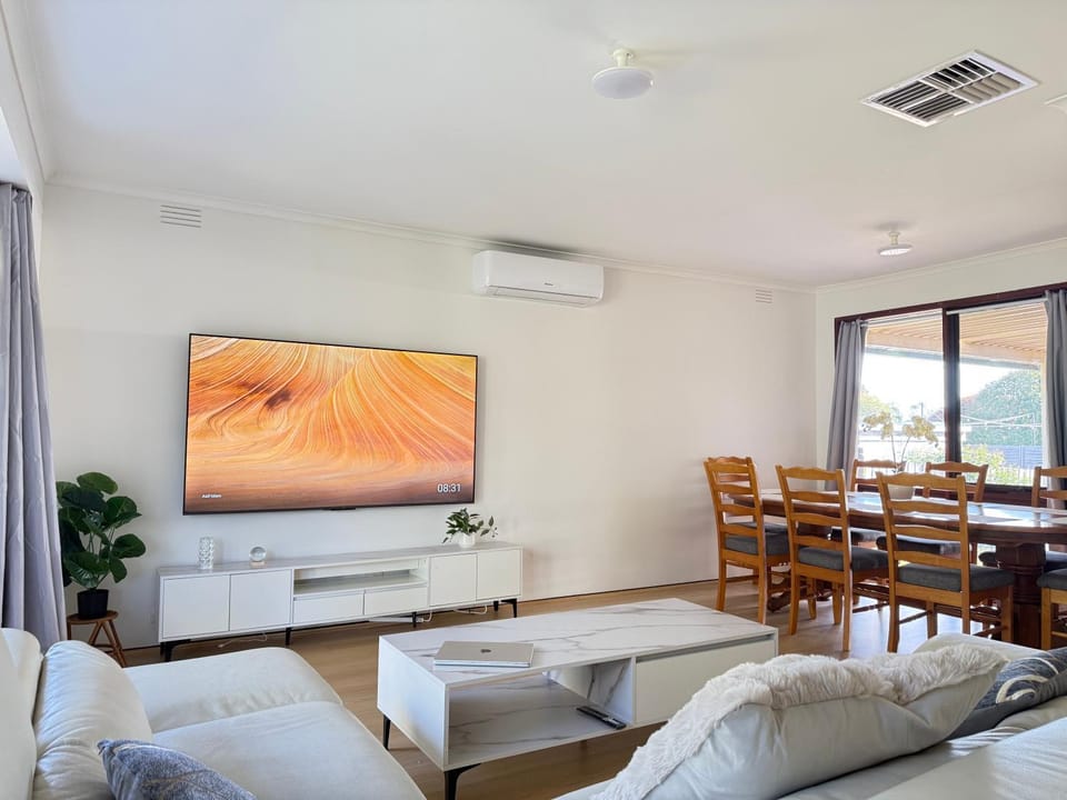 Communal lounge/ TV room, TV and multimedia, Living room, Seating area, Dining area, Evening entertainment, air conditioner