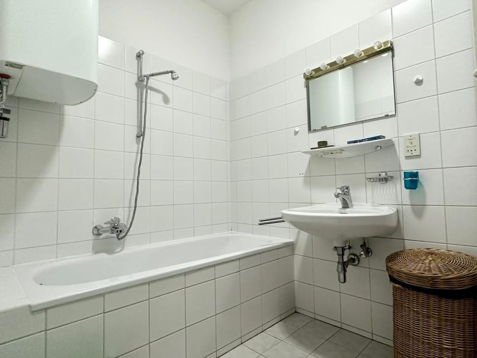 Near Rathaus - 5 Min to Center - Fast Wi-Fi Apartment in Vienna