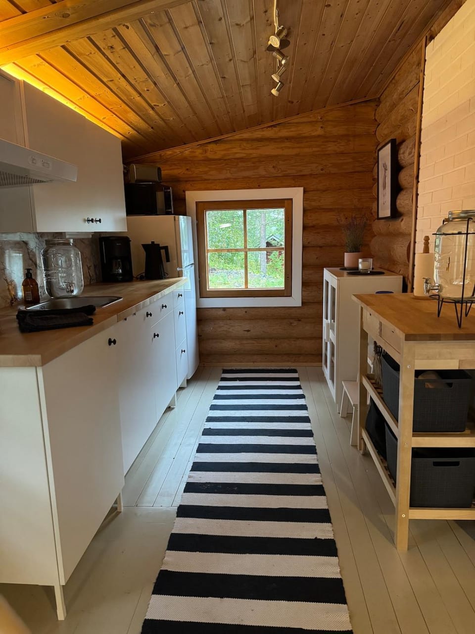 Viihtyisä hirsimökki Venturissa Chalet in Finland
