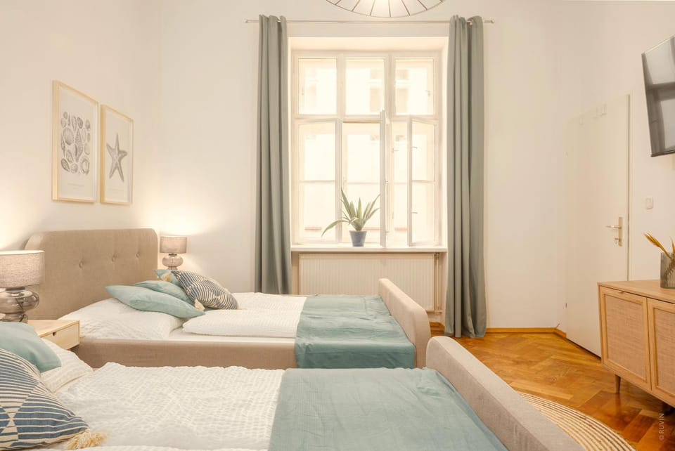 Near City Center - 3min walk to U4 Metro Apartment in Vienna