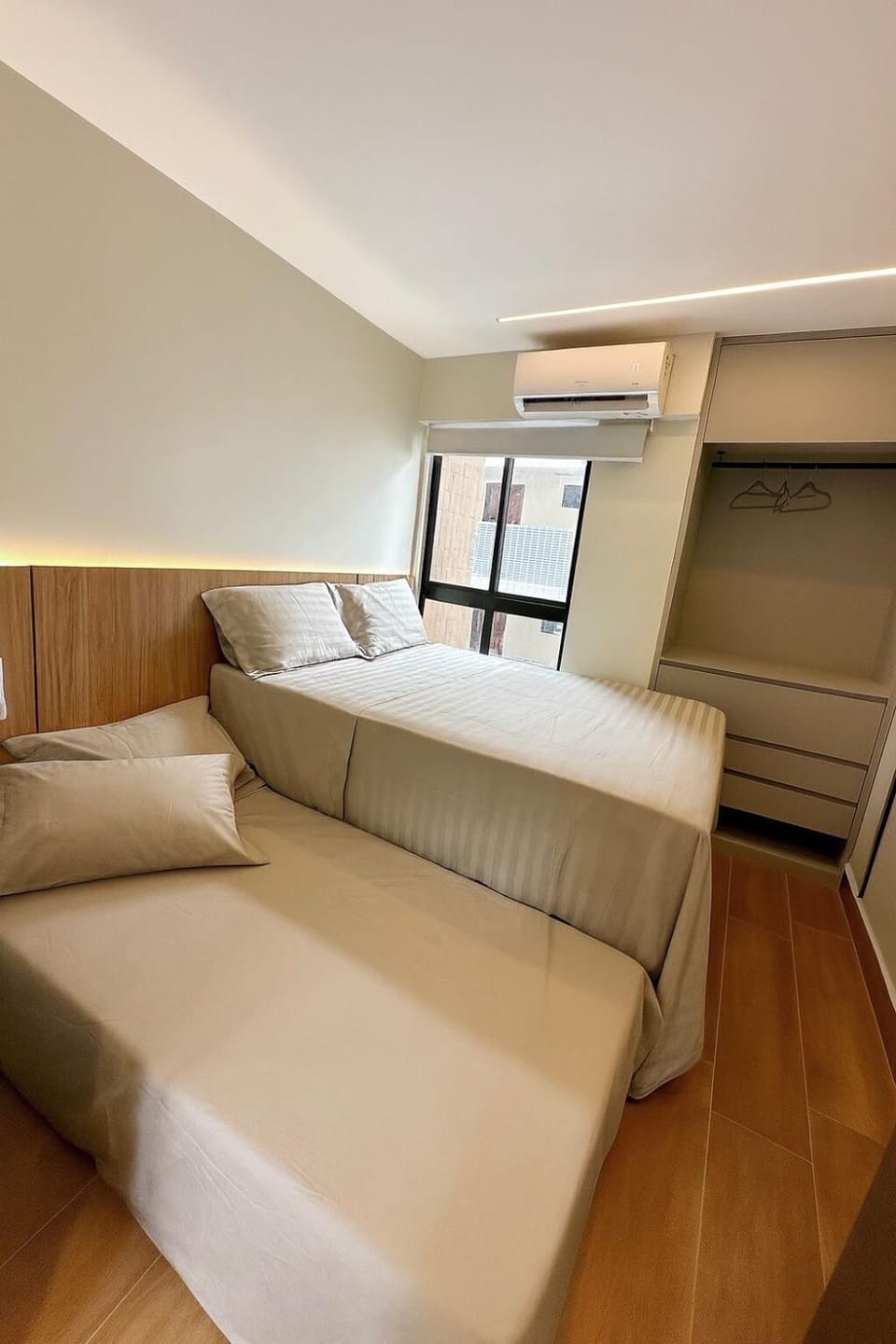 Photo of the whole room, Bedroom