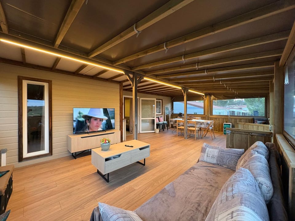 Communal lounge/ TV room