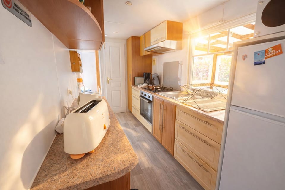 Coffee/tea facilities, microwave, oven, stove, toaster
