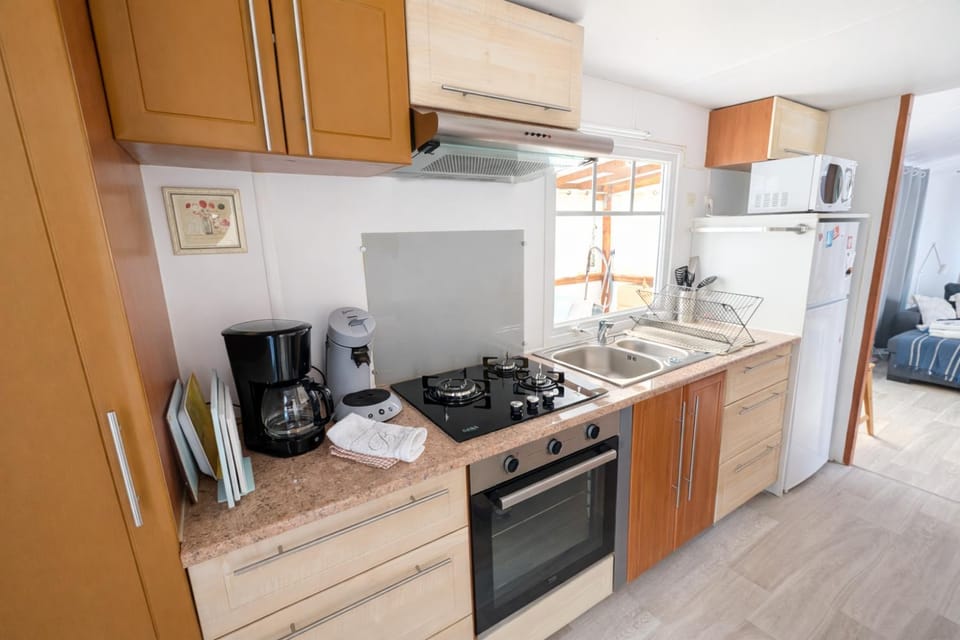 Coffee/tea facilities, Kitchen or kitchenette, oven, stove, toaster