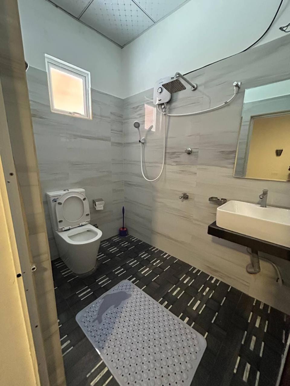 Shower, Property building, Bathroom, Breakfast, towels