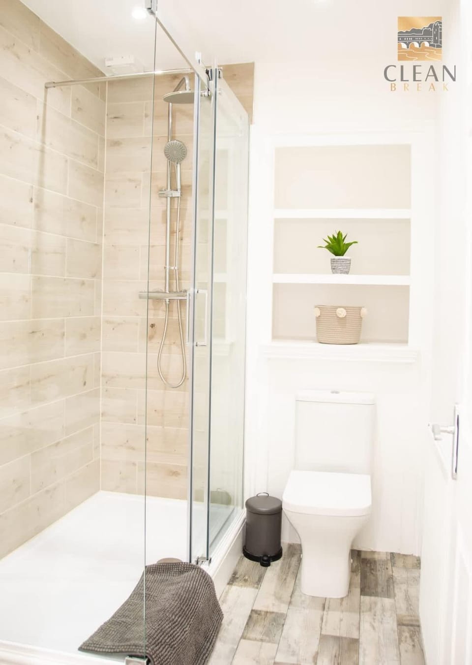 Elegant Top Floor Period Apartment with Parking Apartment in Bath