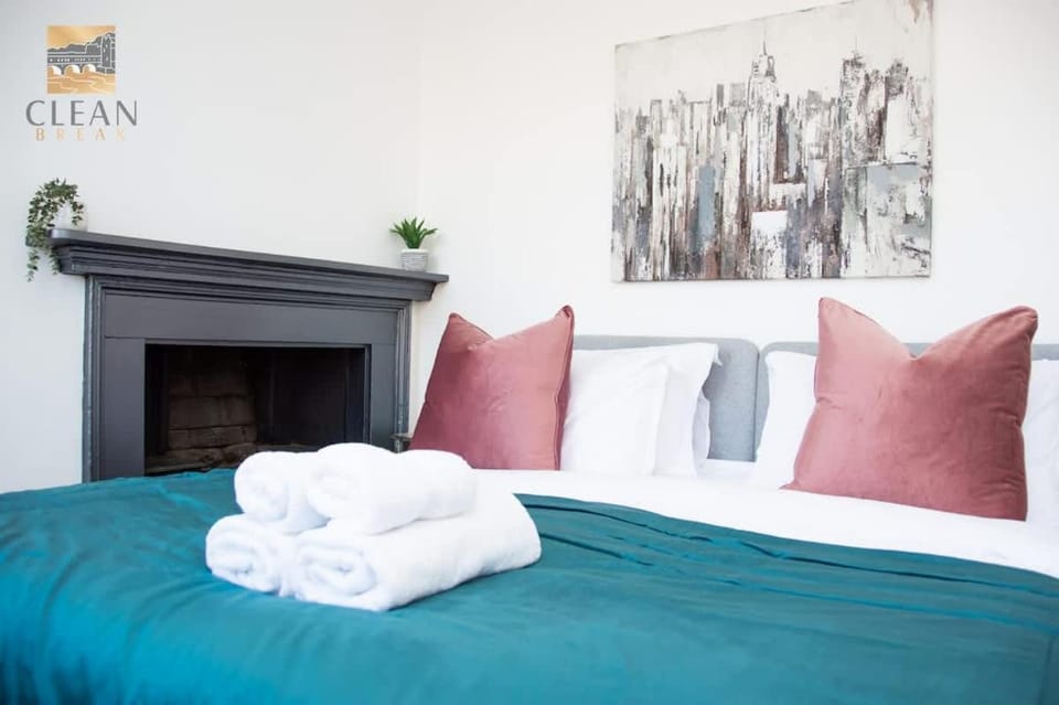 Elegant Top Floor Period Apartment with Parking Apartment in Bath