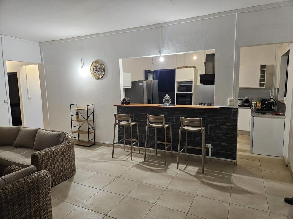 Évasion Créole Détente tropicale avec piscine, jacuzzi et plage à proximité! Villa in La Trinité