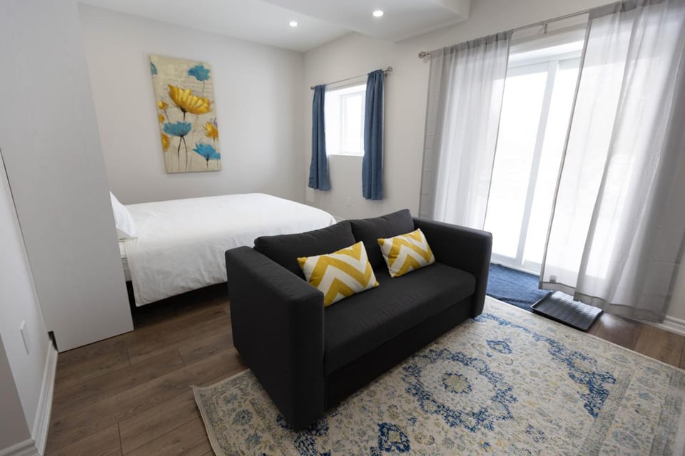 Bed, Living room, Photo of the whole room, Seating area, Bedroom