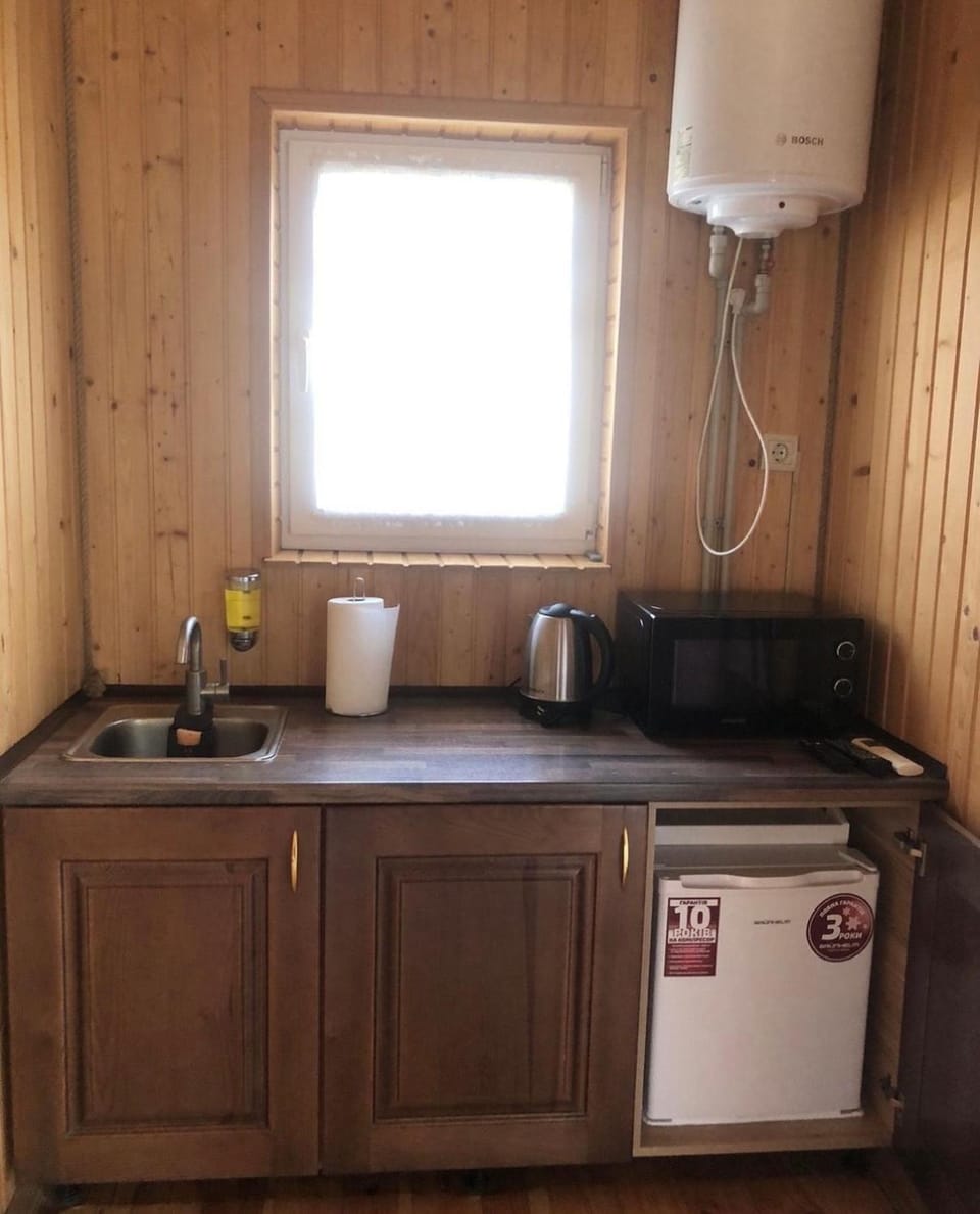 minibar, stove