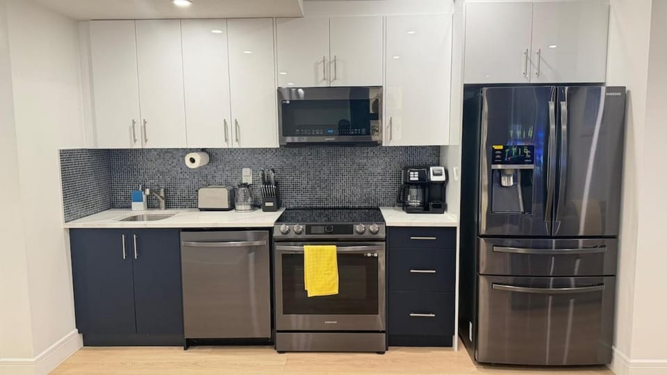 Coffee/tea facilities, Kitchen or kitchenette, oven, stove, toaster