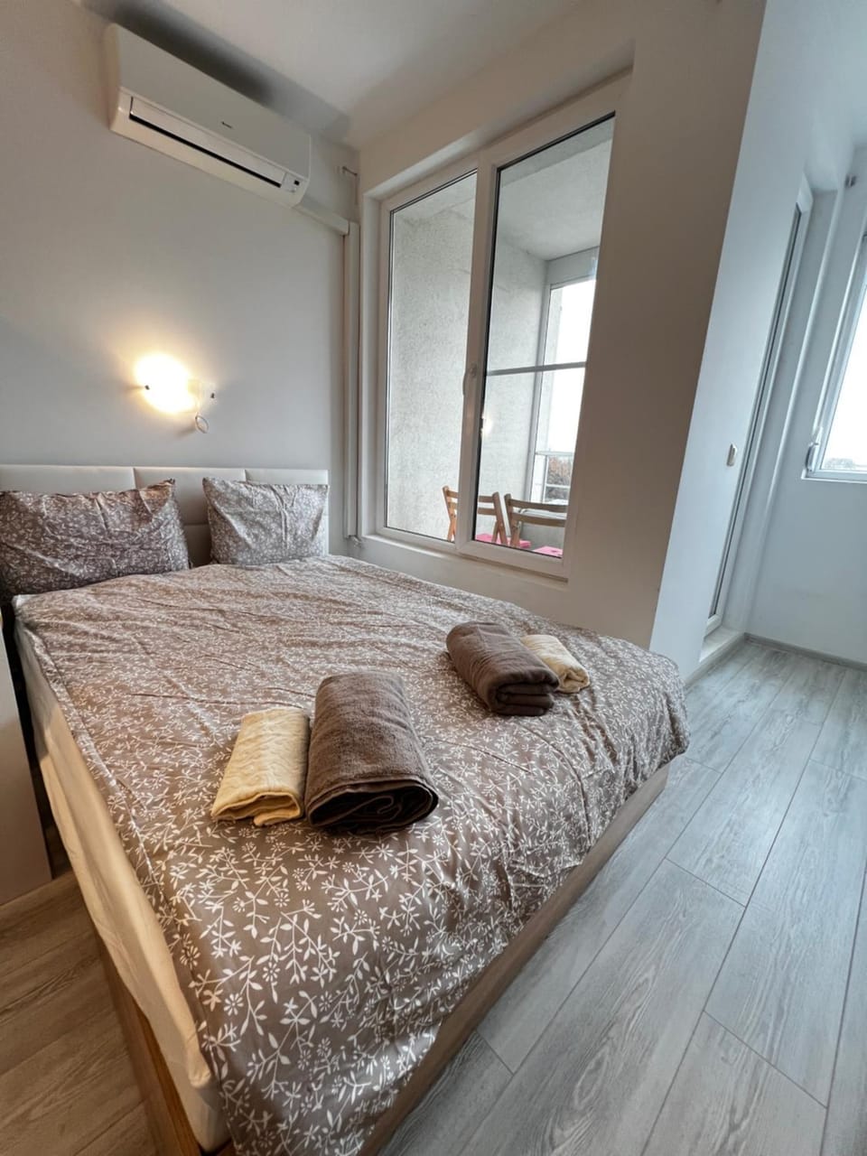 Bed, heating, towels, air conditioner