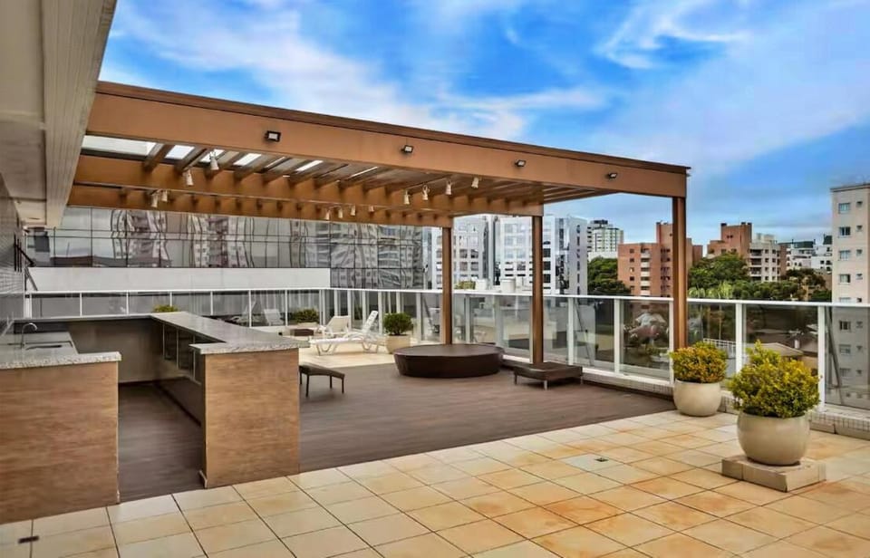 Studio 404 com Piscina e Academia Ar Condicionado no Centro Cívico com Garagem Apartment in Curitiba
