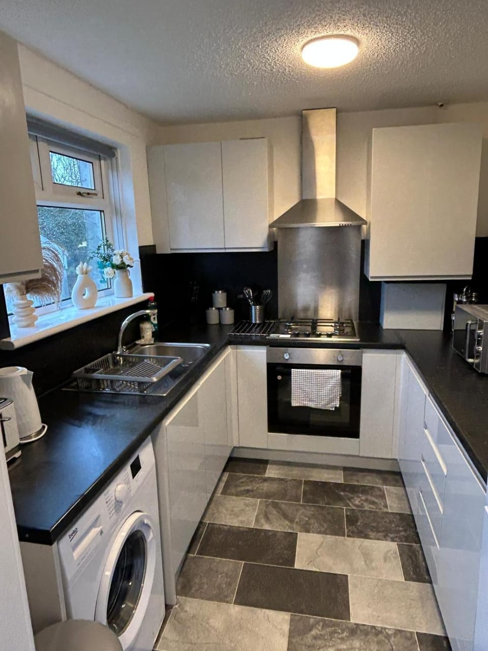 3BR Home Sleeps 10 with Private Drive Near Park Apartment in England