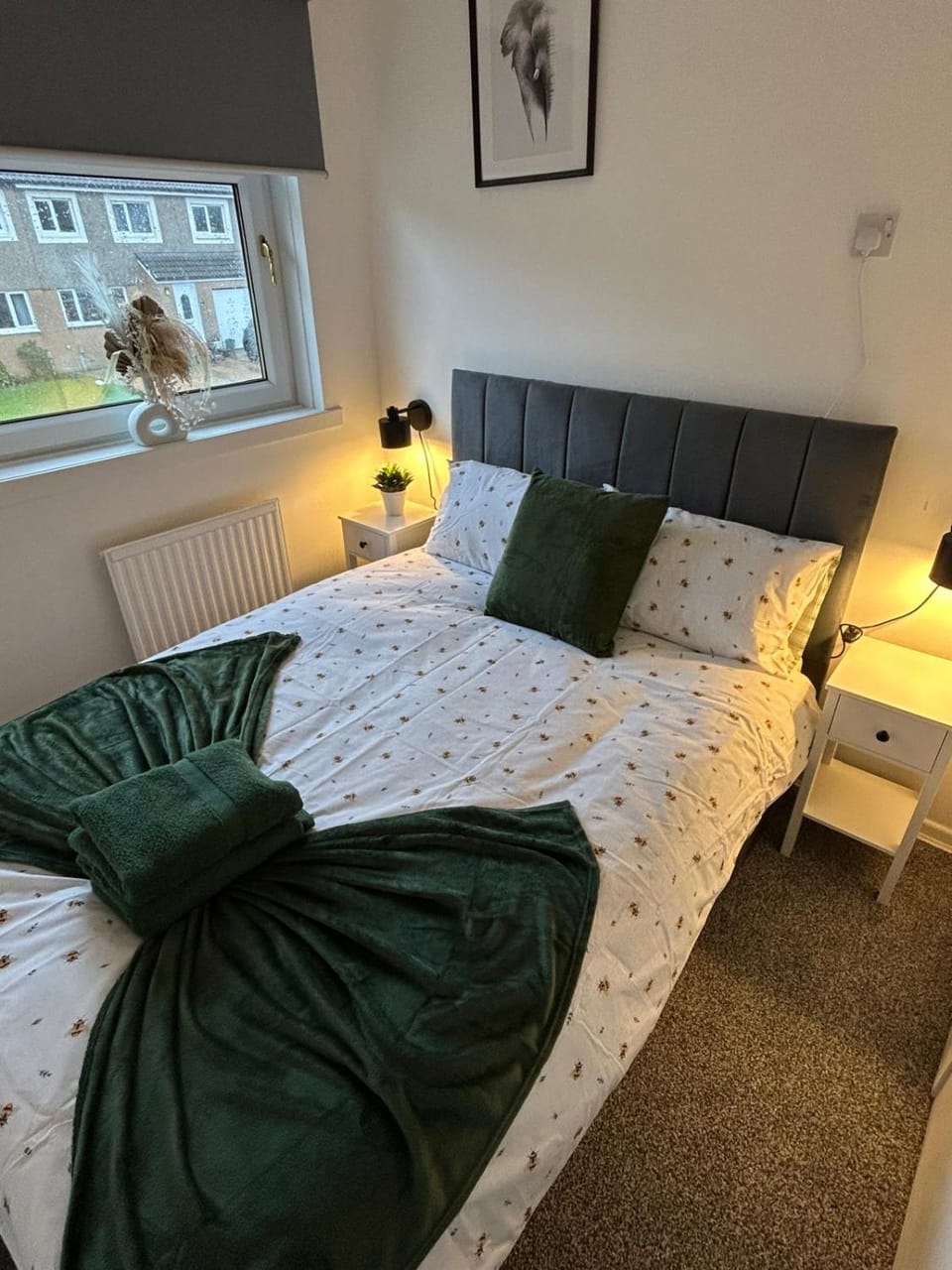 3BR Home Sleeps 10 with Private Drive Near Park Apartment in England