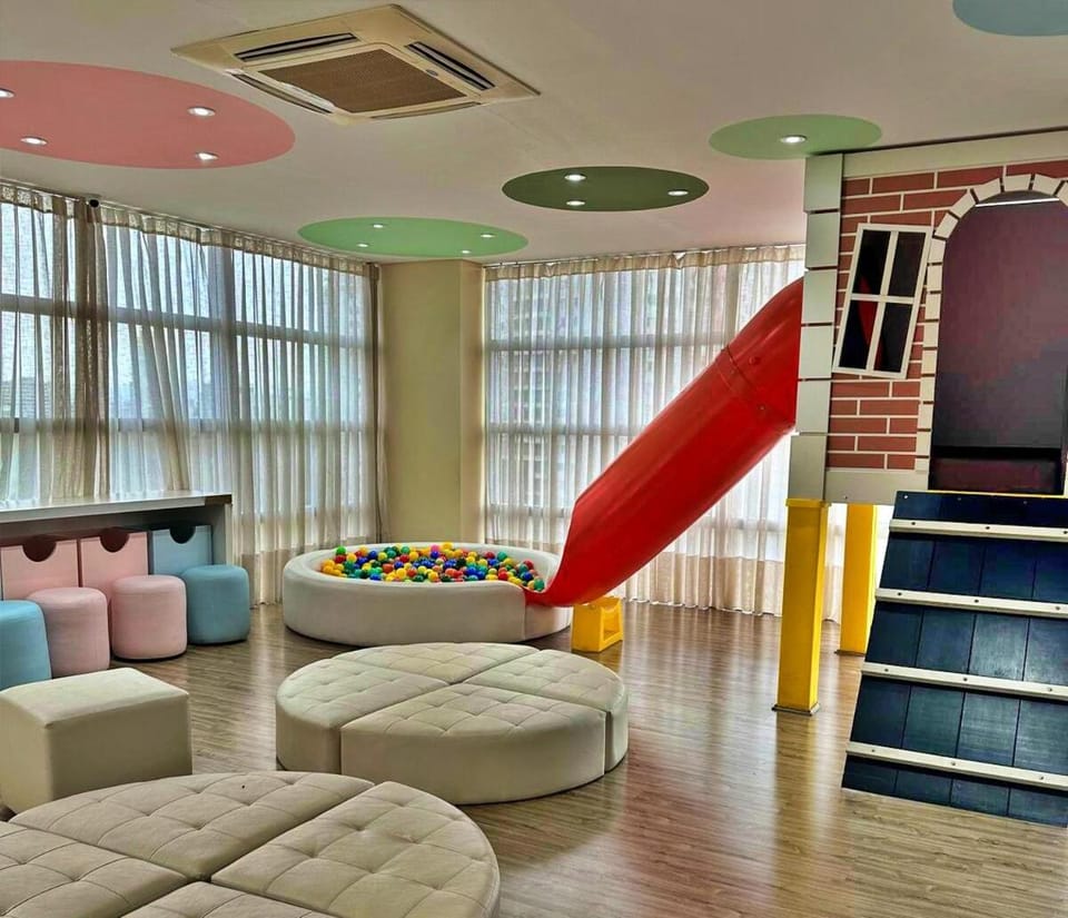 Studio 406 no Centro Cívico com Piscina Aquecida, Academia, Sauna e Garagem Apartment in Curitiba