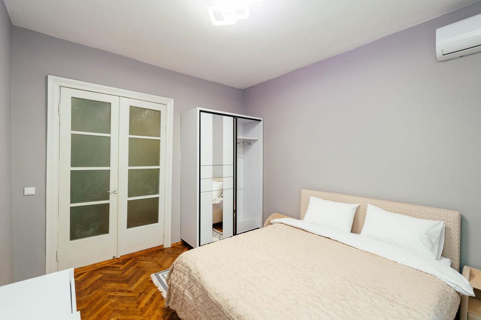 Bedroom, wardrobe, air conditioner