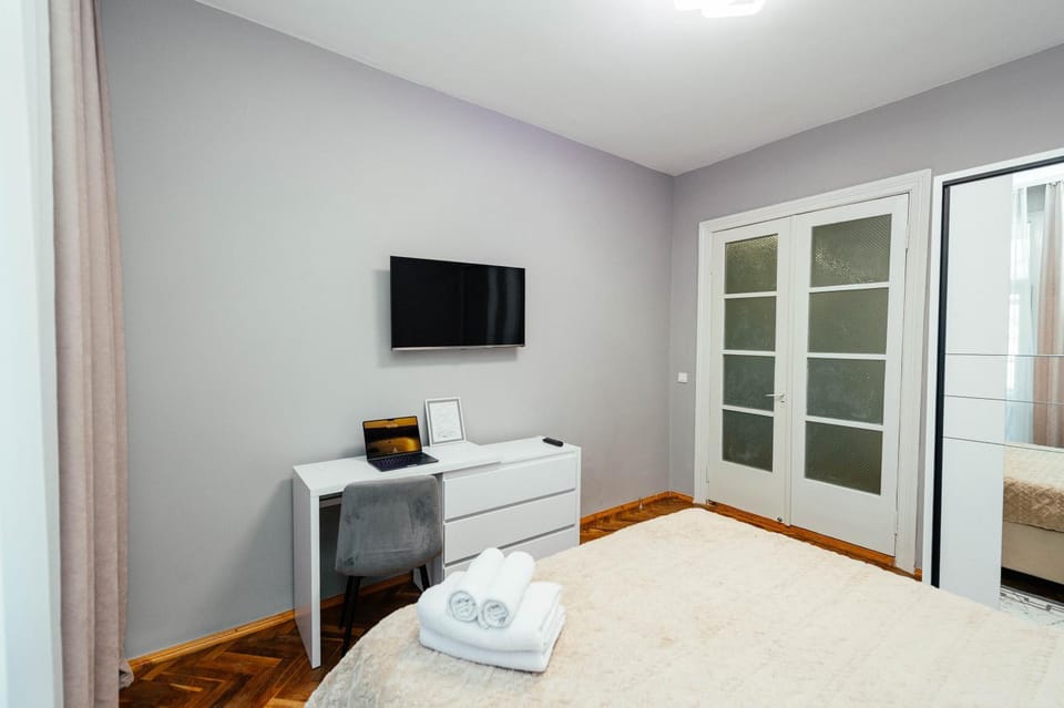 Bed, TV and multimedia, Bedroom, towels, wardrobe
