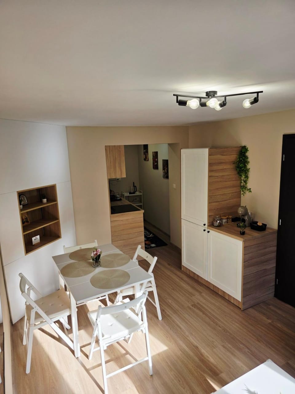 Kitchen or kitchenette, Living room, Seating area, Dining area, oven