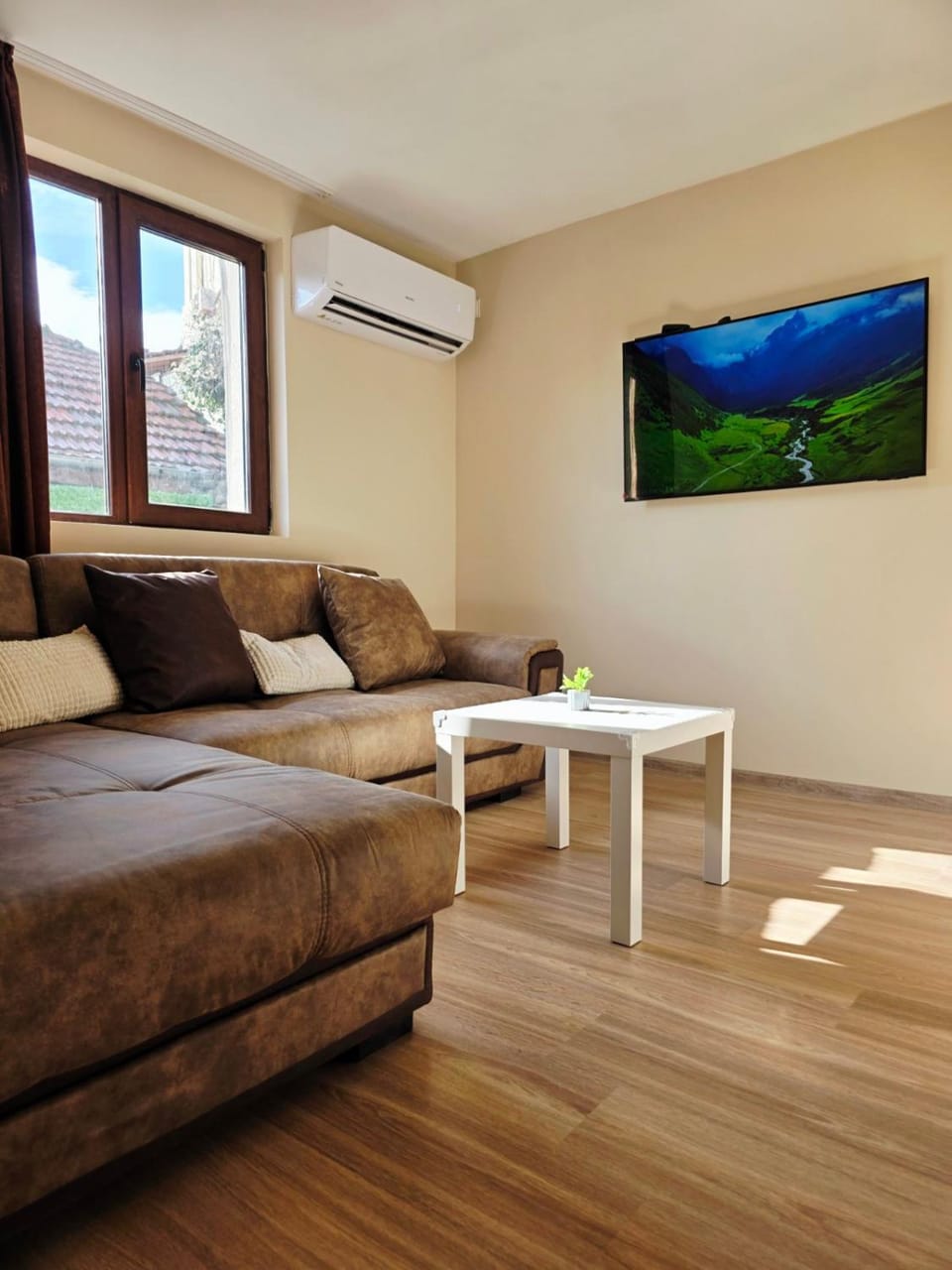 TV and multimedia, Living room, Seating area, air conditioner