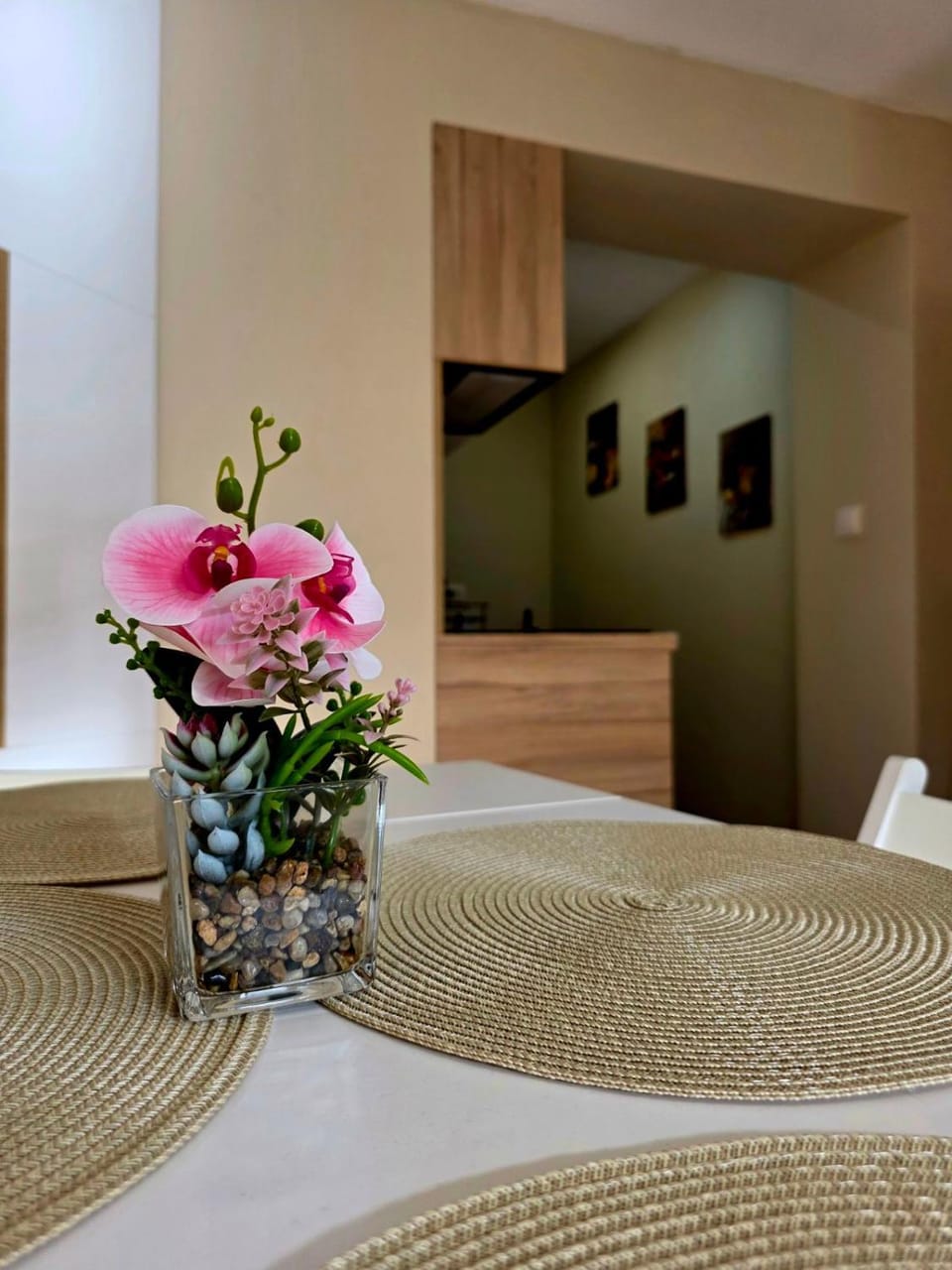 Photo of the whole room, Dining area