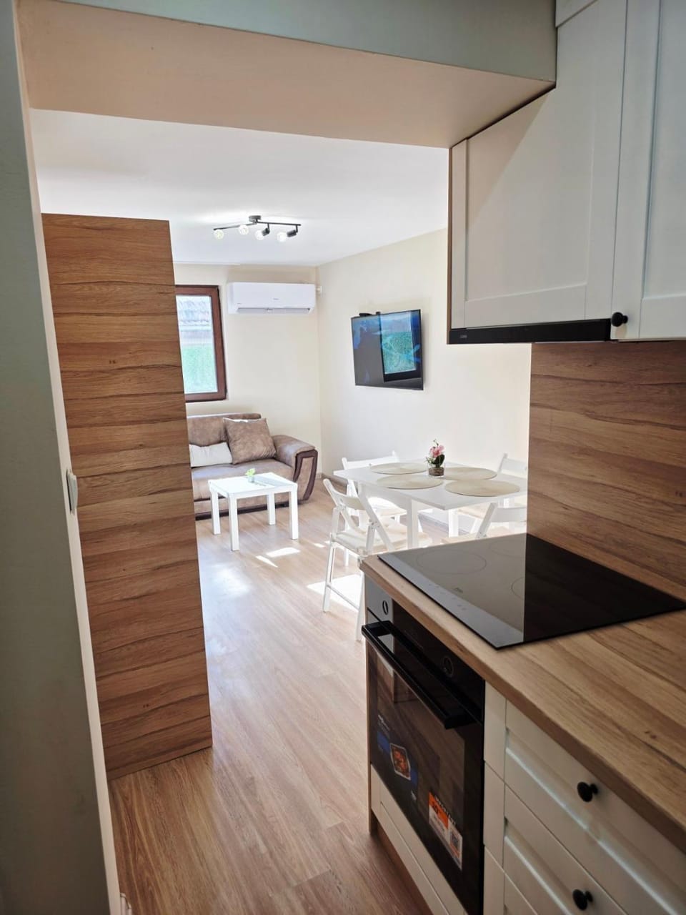 TV and multimedia, Kitchen or kitchenette, Dining area, stove