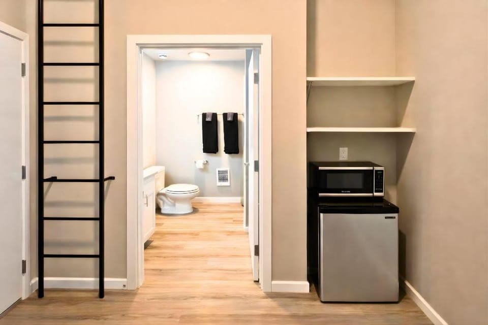 Bathroom, Bedroom, microwave