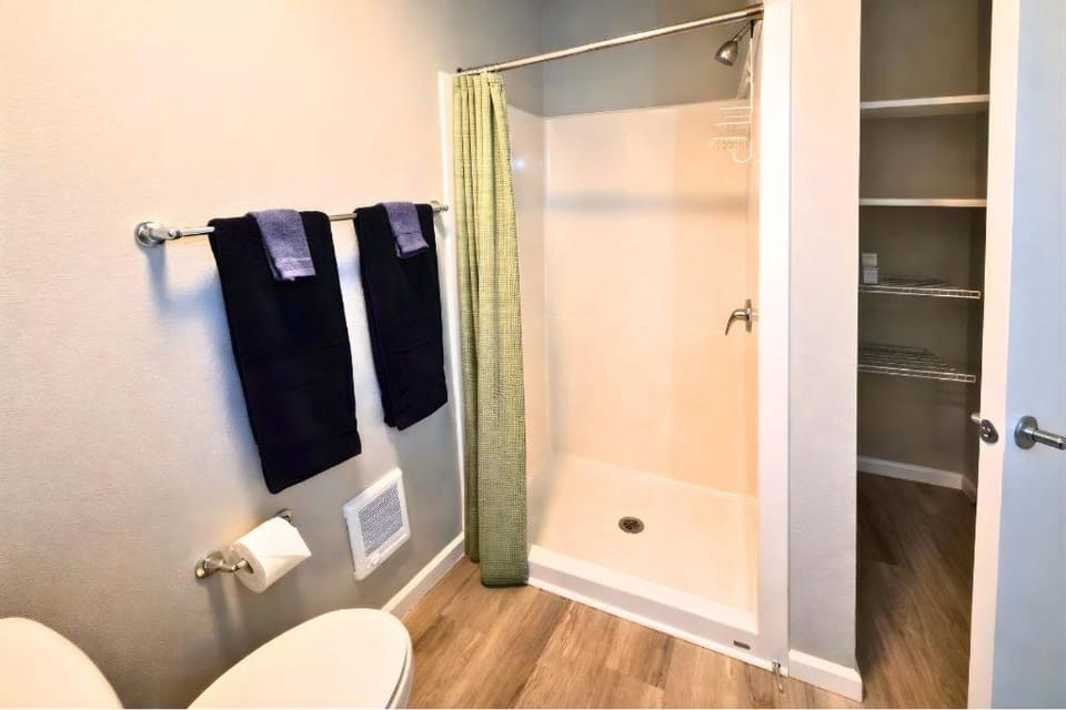 Shower, Bathroom, towels, wardrobe