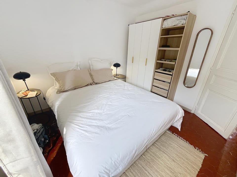 Photo of the whole room, Bedroom