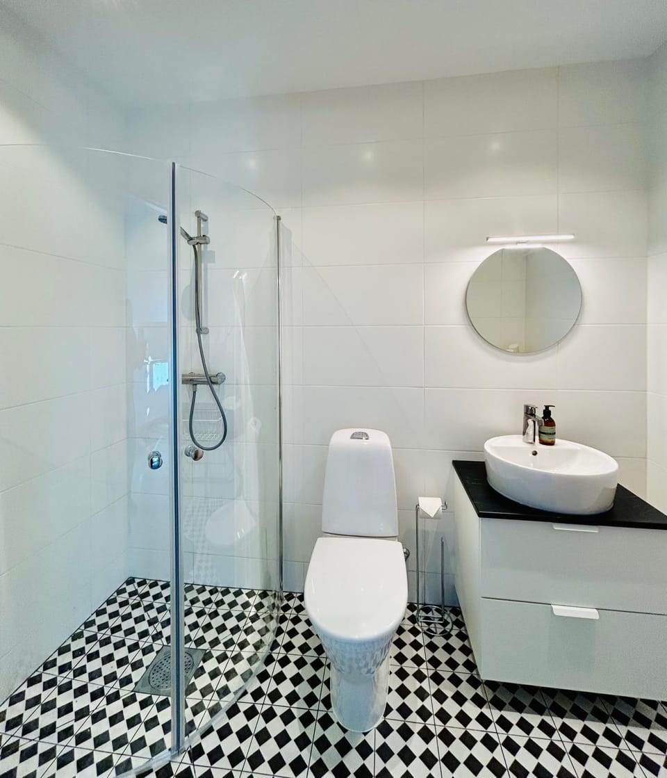 Shower, Toilet