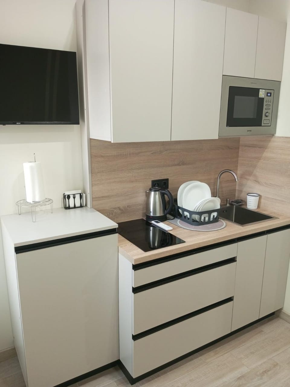 Coffee/tea facilities, Kitchen or kitchenette, stove