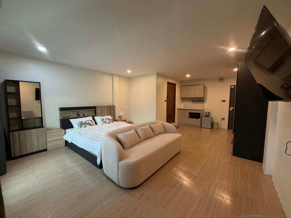 Bed, TV and multimedia, Kitchen or kitchenette, Photo of the whole room, Bedroom, wardrobe