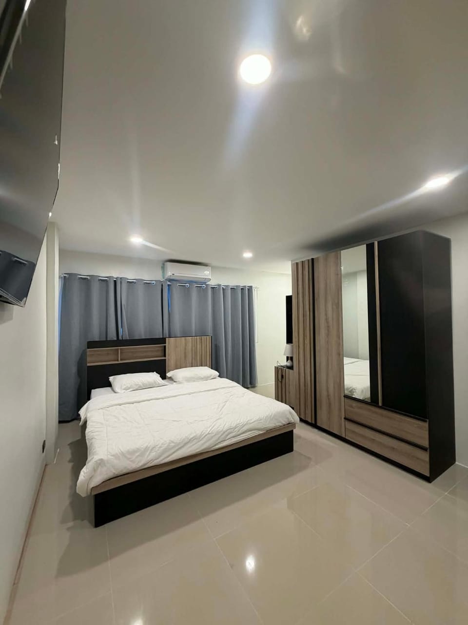 Bed, Photo of the whole room, wardrobe