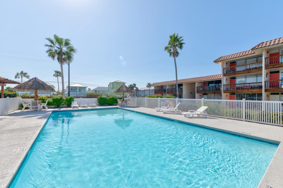 Property building, Day, Pool view, Swimming pool, sunbed