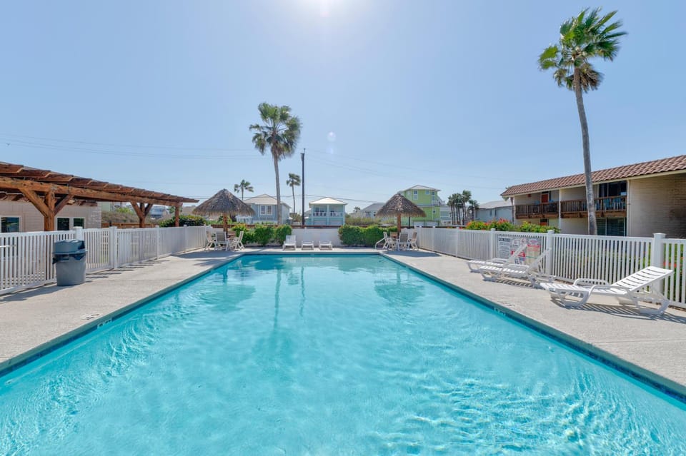 Property building, Patio, Day, Pool view, Swimming pool, sunbed