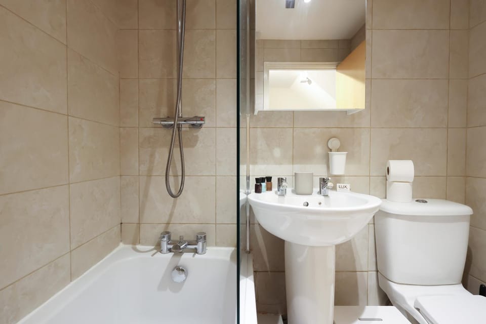 Cosy Bristol Townhouse - Free Parking - Sleeps 6 - By EKLIVING PARTNERS Apartment in Bristol